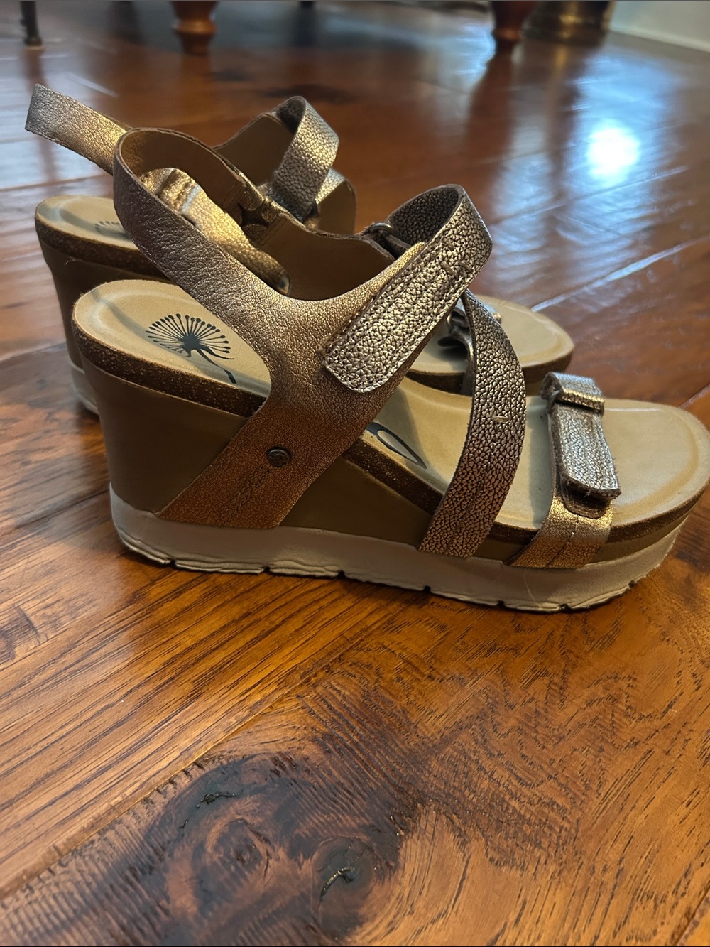 OTBT Metallic Rose Gold Crisscross Slingback Sandals - Picture 2 of 6